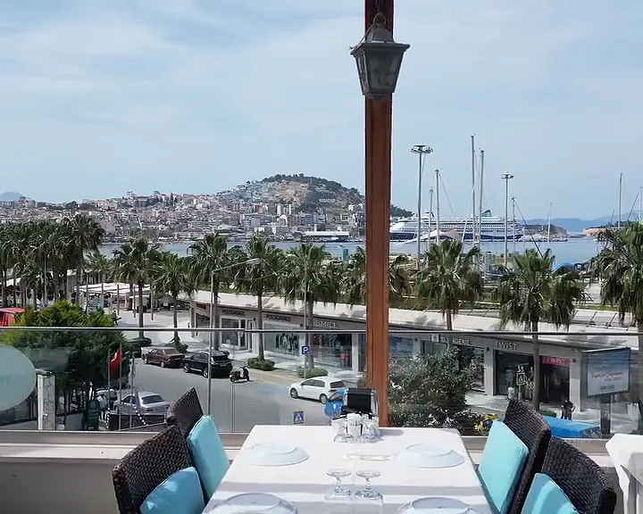 Video: the palm-lined boulevard, a cruise ship and the houses of Kuşadası on the hill, seen from the terrace hung with lanterns
